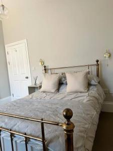 阿伯里斯特威斯Luxury Seaside accommodation, Swn Y Mor的一间卧室配有带枕头的床