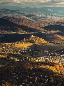 KrupinaEzathouse Devičie的山丘上城镇的空中景观
