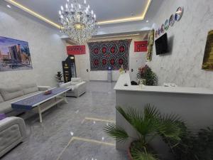 撒马尔罕IMAM AZAM HOTEL的带沙发和吊灯的客厅