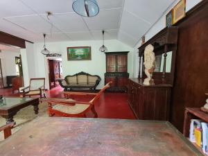 希克杜沃Hill Side Kings Villa (Colonial Bungalow)的客厅配有家具和桌子。