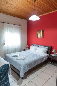 埃泽萨Cottage Lina的卧室设有红色墙壁和一张大床