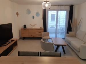 博尼法乔Appartement Proche du Port de Bonifacio的客厅配有沙发和桌子