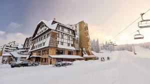 科帕奥尼克Grey Hotel Kopaonik的滑雪小屋,毗邻滑雪缆车