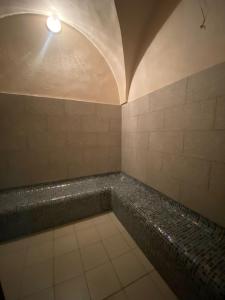 莫纳斯提尔City Business Monastir Center的带浴缸的浴室和天花板上的灯
