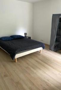 沙托鲁Appartement centre ville的木地板客房的一张床位