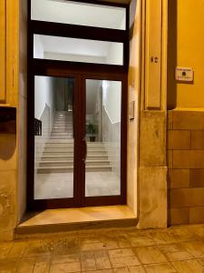 福贾B&B Piano Romano -con parcheggio privato gratuito-的开放式门,享有楼梯的景色
