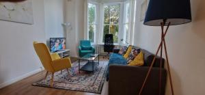 伦敦Primrose Hill - Charming, Cosy, 2 Double Bedrooms Apartment的客厅配有沙发和两把椅子