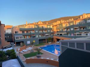 圭马尔港Puertito Beach Suites 1的享有带游泳池的建筑景致