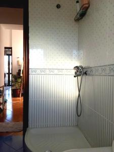 伏罗拉Guest room near historical center的带淋浴的浴室内的淋浴间