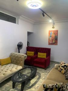 Suru LereJesam House的客厅配有沙发和桌子