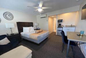 圣徒皮特海滩Beachside Resort Motel的酒店客房带一张床和一个厨房