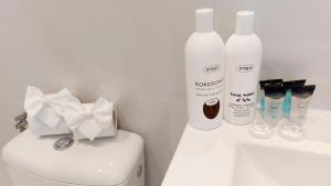 拉多姆Apartament Żurawia的浴室提供2瓶肥皂和卫生间。