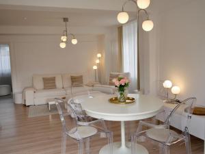 巴德贝芬森MOONROOMS Cityapartment 2 in Bad Bevensen的客厅配有白色的桌子和椅子