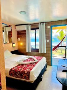 嘎林海斯港加利尼亚斯港贝拉马尔酒店的一间卧室设有一张床,享有海景