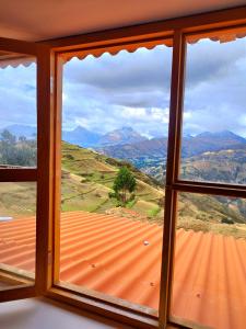 瓦拉斯mountain view willcacocha lodge的山景窗户。
