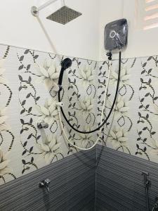 蒂瑟默哈拉默Black Panther Yala的浴室里设有淋浴,墙上有花纹