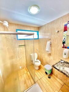 嘎林海斯港加利尼亚斯港贝拉马尔酒店的带淋浴、卫生间和盥洗盆的浴室