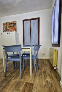 威尼斯Ca' Fontego的餐桌、两把椅子和窗户