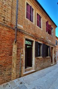 威尼斯Ca' Fontego的砖砌的建筑,在建筑的一侧有一扇门