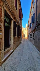 威尼斯Ca' Fontego的两座砖砌建筑之间的空洞小巷