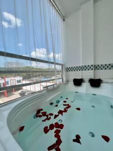 梅尔加Bora Bora Adults only的一个带大窗户的客房内的按摩浴缸