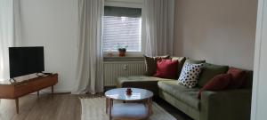 梅尔松根Die Raspel的客厅配有沙发和桌子
