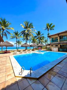 嘎林海斯港加利尼亚斯港贝拉马尔酒店的棕榈树度假村的游泳池