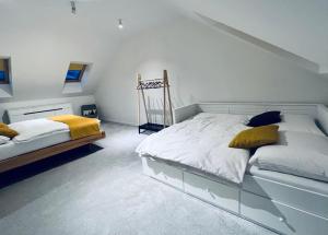 斯塔拉·里斯拉Chalet Furmanski的白色卧室配有两张带黄色枕头的床