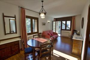 博西帕格拉公寓的客厅配有桌子和沙发
