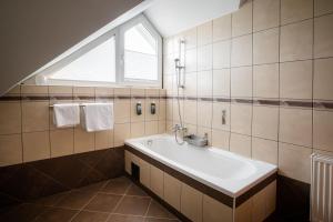 拉多夫吉卡培恩斯安科瓦奇酒店的一间带水槽和窗户的浴室