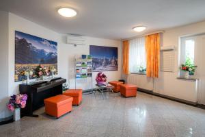 拉多夫吉卡培恩斯安科瓦奇酒店的配有橙色凳子和水槽的等候室