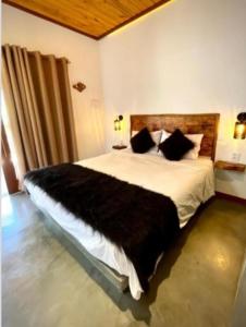 皮帕Casa Palmeira的一间卧室,卧室内配有一张大床