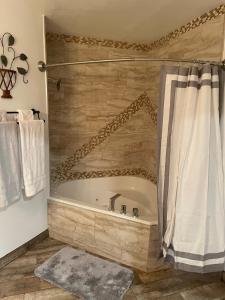 卡纳布Crazy Horse - APT 1的带浴缸和淋浴帘的浴室