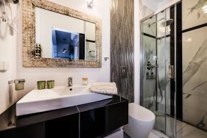 克拉科夫Aparthotel Maargick的一间带水槽和镜子的浴室