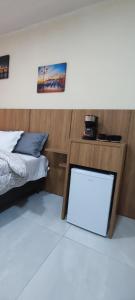 伊瓜苏Quarto privativo的卧室配有一张床,地板上设有白色的板