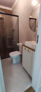 伊瓜苏Quarto privativo的浴室配有卫生间、盥洗盆和淋浴。