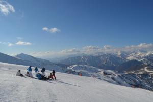 巴鲁尔拉Apartaments La Peguera II的一群人沿着雪覆盖的山滑雪