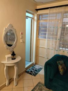 内罗毕Soneyhomes的浴室设有蓝色的沙发和镜子