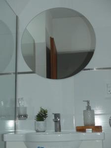 巴拉那Departamentos Fleming, luminosos p hasta 4 personas的浴室水槽和墙上的镜子