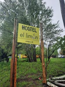 埃博森HOSTEL EL LIMON的两根木杆上牢房线的标志