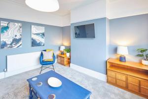 雷德卡Marshlands的蓝色的客房配有桌子和电视