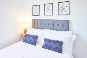 雷德卡Marshlands的一间卧室配有白色床和蓝色枕头