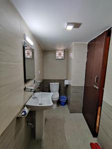 库克斯巴扎Hotel Sea Moon的一间带水槽和卫生间的浴室