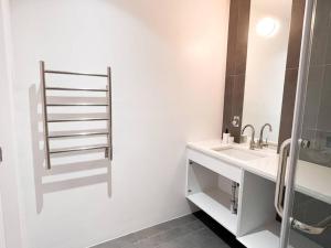 布鲁克林New Beautiful Modern One Bedroom Apt in Brooklyn at Rem-Casa的白色的浴室设有水槽和镜子
