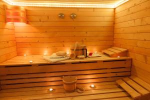乌尔姆Am Zehntstadl Hotel & Sauna的内部设有灯光的桑拿浴室
