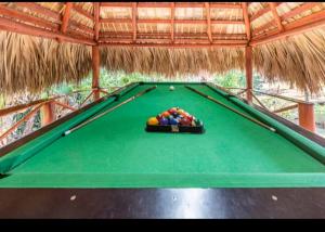 苏莎亚Villa Victoria的一张绿色的台球桌,上面有一堆球