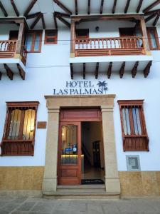 莱瓦镇Hotel las Palmas的一座棕榈树建筑,设有门窗