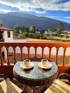 莱瓦镇Hotel las Palmas的阳台上的桌子和两个咖啡杯