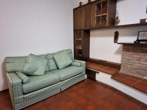 摩德纳DAM Home的客厅设有壁炉,配有沙发。