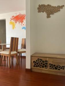 波哥大Acogedor apartamento en zona corporativa Ciudad Salitre的一间带桌椅和墙壁的用餐室